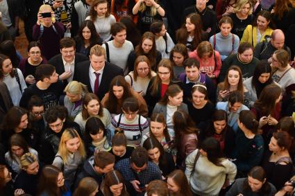 Москва. Студенты на традиционной церемонии разлива медовухи в здании Фундаментальной библиотеки Московского государственного университета имени М.В. Ломоносова в рамках мероприятий, посвященных Дню российского студенчества.