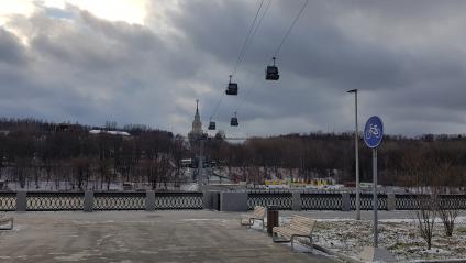 Москва.  Канатная дорога, соединяющая Воробьевы горы и стадион `Лужники`.