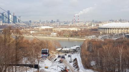 Москва.  Канатная дорога, соединяющая Воробьевы горы и стадион `Лужники`.