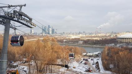 Москва.  Канатная дорога, соединяющая Воробьевы горы и стадион `Лужники`.