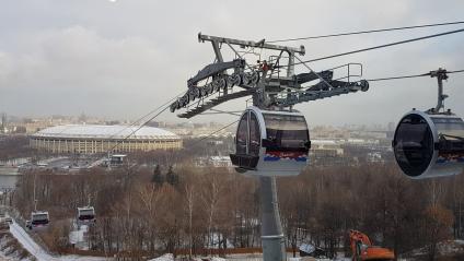 Москва.  Канатная дорога, соединяющая Воробьевы горы и стадион `Лужники`.