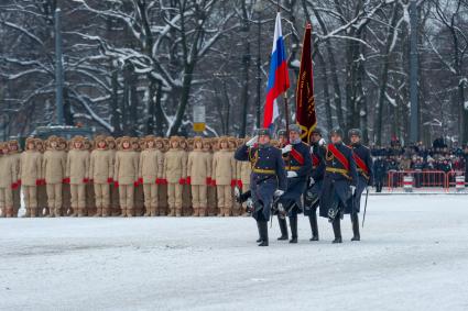 Санкт-Петербург.  Военнослужащие на Дворцовой площади во время военного парада в часть 75-й годовщины полного освобождения Ленинграда от фашистской блокады.