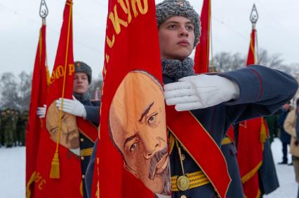 Санкт-Петербург.  Военнослужащие на Дворцовой площади во время военного парада в часть 75-й годовщины полного освобождения Ленинграда от фашистской блокады.