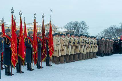 Санкт-Петербург.  Военнослужащие на Дворцовой площади во время военного парада в часть 75-й годовщины полного освобождения Ленинграда от фашистской блокады.