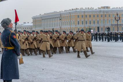 Санкт-Петербург.  Военнослужащие на Дворцовой площади во время военного парада в часть 75-й годовщины полного освобождения Ленинграда от фашистской блокады.