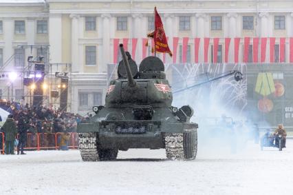 Санкт-Петербург. Танк Т-34-85 на Дворцовой площади во время военного парада в часть 75-й годовщины полного освобождения Ленинграда от фашистской блокады.