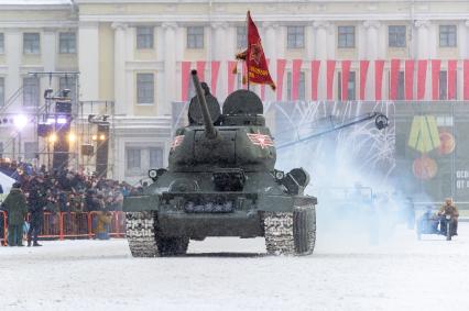 Санкт-Петербург.  Танк Т-34-85 на Дворцовой площади во время военного парада в часть 75-й годовщины полного освобождения Ленинграда от фашистской блокады.