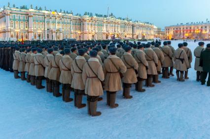 Санкт-Петербург.  Военнослужащие на Дворцовой площади во время военного парада в часть 75-й годовщины полного освобождения Ленинграда от фашистской блокады.