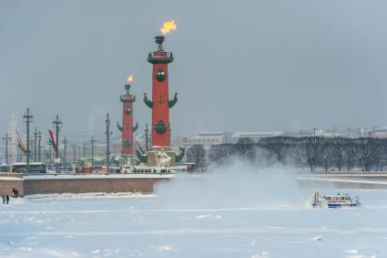 Санкт-Петербург. Факелы Ростральных колонн  на стрелке Васильевского острова, зажженные в честь 75-летия снятия фашистской блокады Ленинграда.