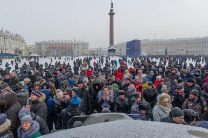 Санкт-Петербург. Люди на Дворцовой площади после военного парада в часть 75-й годовщины полного освобождения Ленинграда от фашистской блокады.