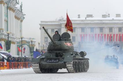 Санкт-Петербург.  Танк Т-34-85 на Дворцовой площади во время военного парада в часть 75-й годовщины полного освобождения Ленинграда от фашистской блокады.