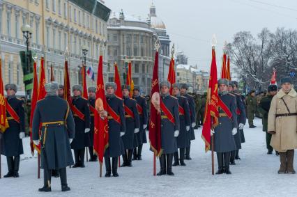 Санкт-Петербург.  Военнослужащие на Дворцовой площади во время военного парада в часть 75-й годовщины полного освобождения Ленинграда от фашистской блокады.