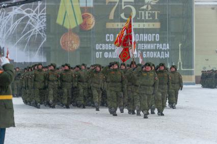 Санкт-Петербург.  Военнослужащие на Дворцовой площади во время военного парада в часть 75-й годовщины полного освобождения Ленинграда от фашистской блокады.