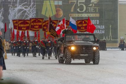 Санкт-Петербург. Командующий парадом, заместитель командующего Западным военным округом генерал-лейтенант Игорь Серицкий на Дворцовой площади во время военного парада в часть 75-й годовщины полного освобождения Ленинграда от фашистской блокады.