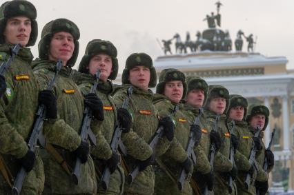 Санкт-Петербург.  Военнослужащие на Дворцовой площади во время военного парада в часть 75-й годовщины полного освобождения Ленинграда от фашистской блокады.