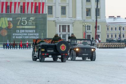 Санкт-Петербург. Командующий парадом, заместитель командующего Западным военным округом генерал-лейтенант Игорь Серицкий (справа) на Дворцовой площади во время военного парада в часть 75-й годовщины полного освобождения Ленинграда от фашистской блокады.