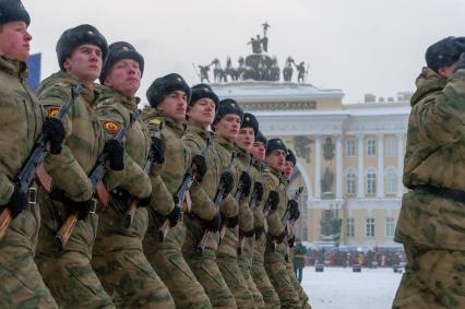 Санкт-Петербург.  Военнослужащие на Дворцовой площади во время военного парада в часть 75-й годовщины полного освобождения Ленинграда от фашистской блокады.