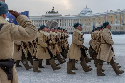 Санкт-Петербург.  Военнослужащие на Дворцовой площади во время военного парада в часть 75-й годовщины полного освобождения Ленинграда от фашистской блокады.