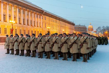 Санкт-Петербург.  Военнослужащие на Дворцовой площади во время военного парада в часть 75-й годовщины полного освобождения Ленинграда от фашистской блокады.