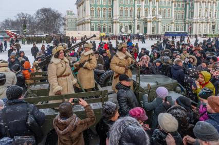 Санкт-Петербург. На Дворцовой площади после военного парада в часть 75-й годовщины полного освобождения Ленинграда от фашистской блокады.