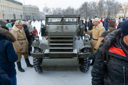 Санкт-Петербург. Военная техника времен ВОВ на Дворцовой площади во время военного парада в часть 75-й годовщины полного освобождения Ленинграда от фашистской блокады.