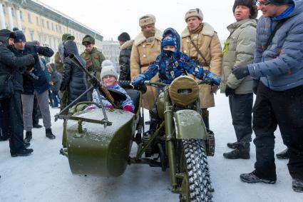 Санкт-Петербург. Военная техника времен ВОВ  на Дворцовой площади во время военного парада в часть 75-й годовщины полного освобождения Ленинграда от фашистской блокады.