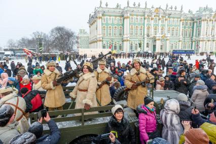 Санкт-Петербург. На Дворцовой площади после военного парада в часть 75-й годовщины полного освобождения Ленинграда от фашистской блокады.