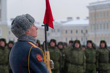 Санкт-Петербург.  Военнослужащие на Дворцовой площади во время военного парада в часть 75-й годовщины полного освобождения Ленинграда от фашистской блокады.