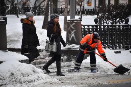 Москва.  Дворник во время уборки снега  на Никитском бульваре.