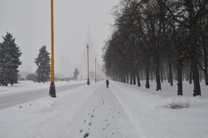 Москва.  Заснеженная тропинка у здания Московского государственного университета им. М.В. Ломоносова  на Воробьевых горах.