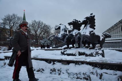 Москва.   Двойник Иосифа Сталина на Манежной площади