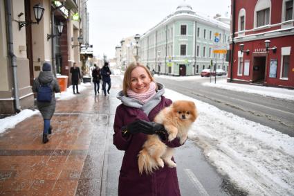 Москва.  Женщина с собакой породы померанский шпиц на Малой Никитской улице.