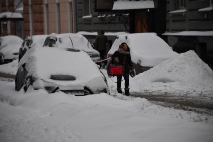 Москва. Покрытые снегом автомобили в Скатертном переулке.