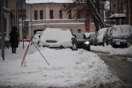 Москва. Покрытые снегом автомобили в Скатертном переулке.