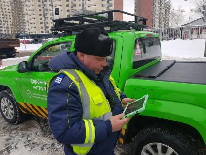 Москва. Сотрудник дорожного патруля Центра организации дорожного движения (ЦОДД) на одной из улиц города.