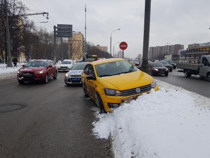 Москва.  ДТП с участием такси на одной из улиц города.