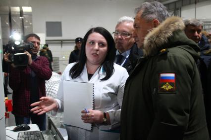 Красноярск. Министр обороны РФ Сергей Шойгу (справа) и губернатор Красноярского края Александр Усс (второй справа на втором плане) во время посещения `Красноярского машиностроительного завода` (`Красмаш`).