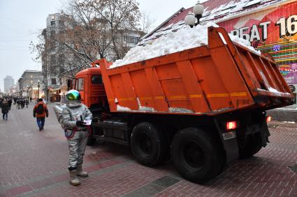 Москва. Вывоз снега с улиц города.