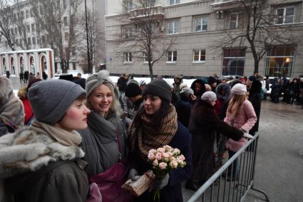 Москва.  Очередь в Инженерный корпус Третьяковской галереи на выставку Архипа Куинджи.