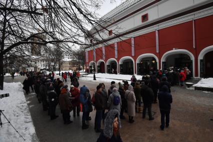 Москва.  Очередь в Инженерный корпус Третьяковской галереи на выставку Архипа Куинджи.