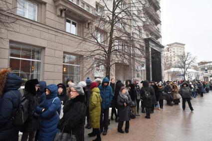 Москва.  Очередь в Инженерный корпус Третьяковской галереи на выставку Архипа Куинджи.