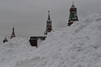 Москва. Сугробы на Красной площади.