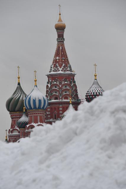 Москва. Сугробы на Красной площади.