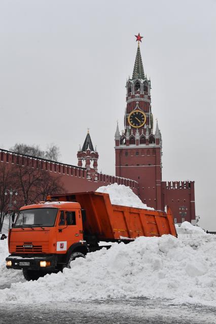 Москва.  Уборка снега на Красной площади.