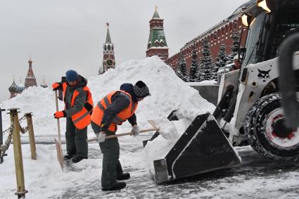 Москва.  Уборка снега на Красной площади.