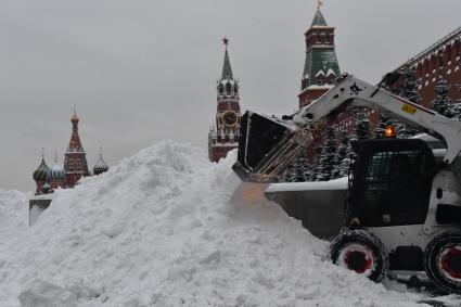 Москва.  Уборка снега на Красной площади.