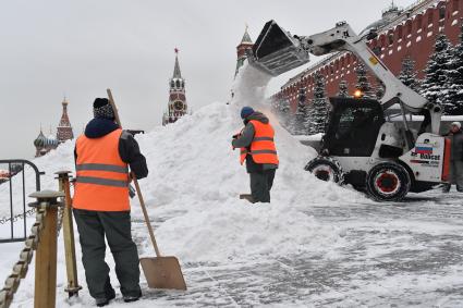 Москва.  Уборка снега на Красной площади.