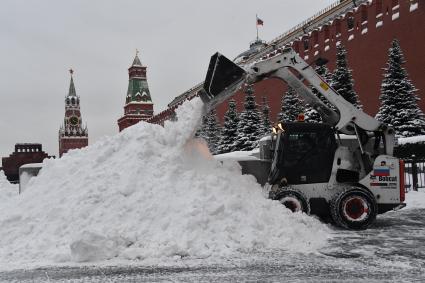 Москва.  Уборка снега на Красной площади.