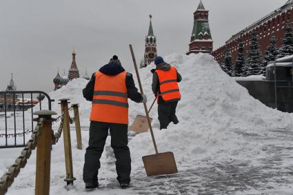 Москва.  Уборка снега на Красной площади.