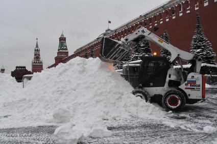 Москва.  Уборка снега на Красной площади.